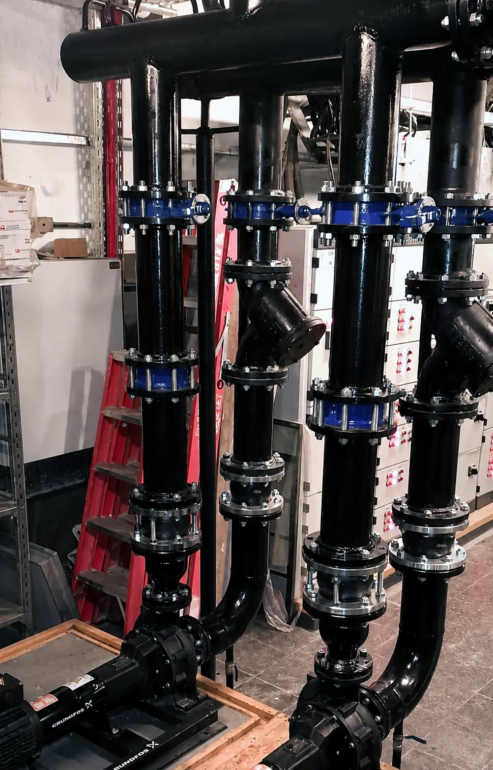 Montaje de sistema de bombeo y tanques de almacenamiento industrial