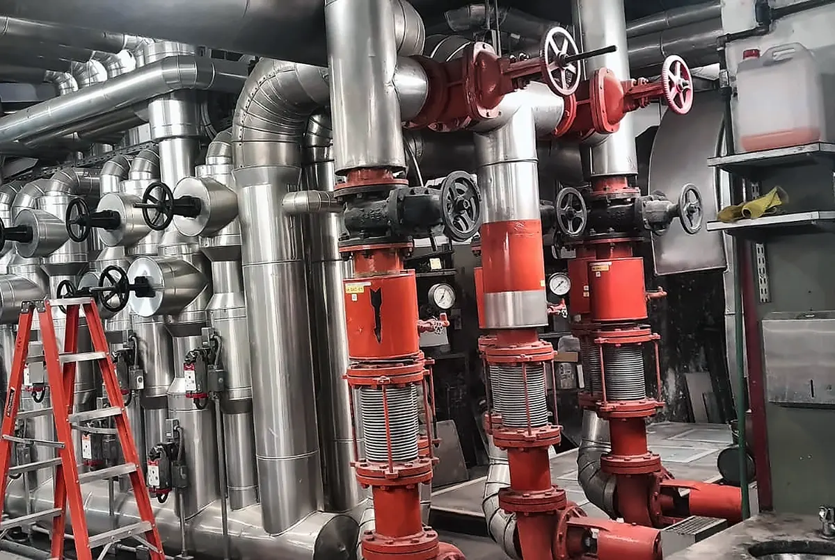 Sala de máquinas con instalaciones industriales completas